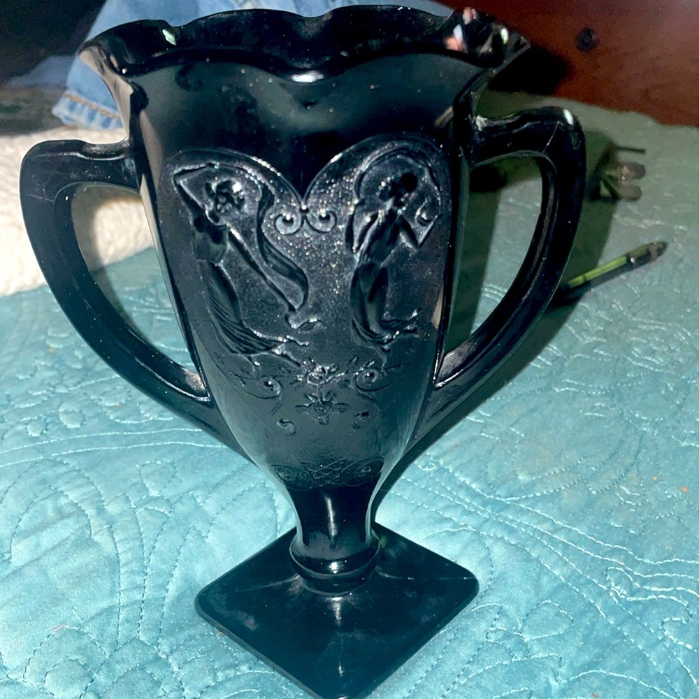Vintage L. E. Smith Art Glass Vase 1933 Angel Nymphs Ruffled Top 8”T 5”W